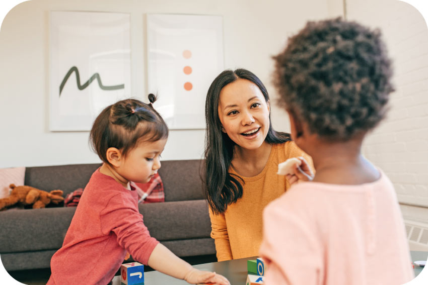 Frau mit 2 unterschiedlich alten Kindern im Gespräch